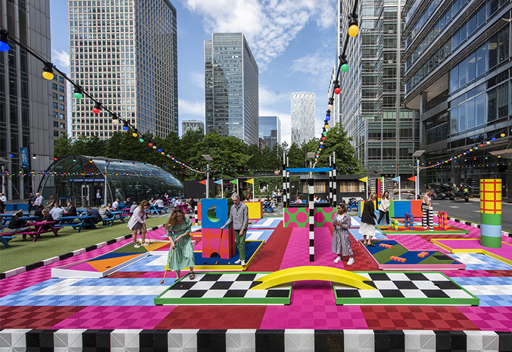 People playing minigolf in Canary Wharf